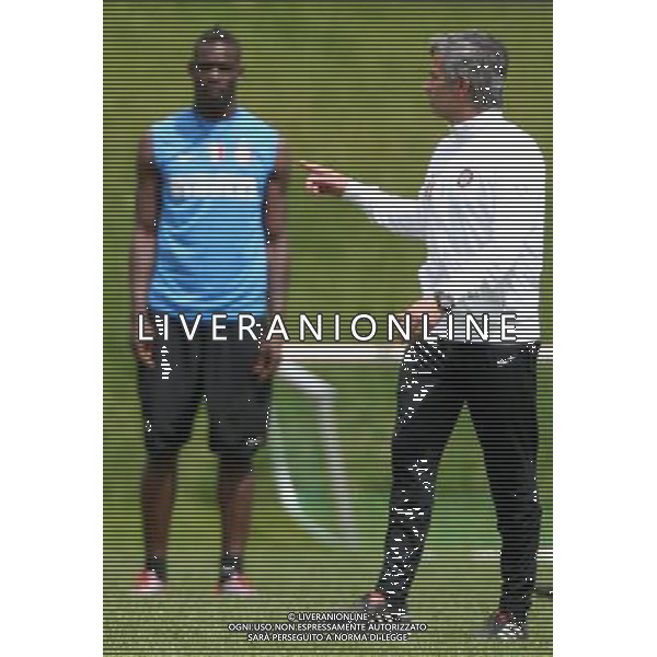APPIANO GENTILE (CO) 18/5/2010 LA PINETINA, CENTRO SPORTIVO ANGELO MORATTI ALLENAMENTO DELL\'INTER F.C. IN VISTA DELLA FINALE DI CHAMPIONS LEAGUE DI MADRID NELLA FOTO JOSE\' MOURINHO MARIO BALOTELLI FOTO ROMANO/AG ALDO LIVERANI