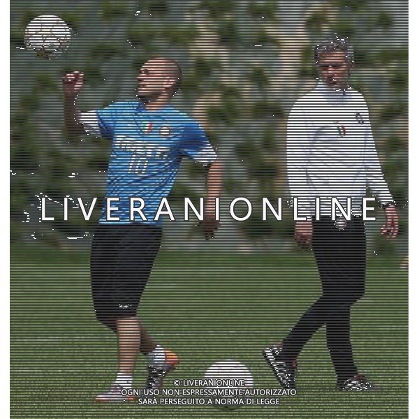 APPIANO GENTILE (CO) 18/5/2010 LA PINETINA, CENTRO SPORTIVO ANGELO MORATTI ALLENAMENTO DELL\'INTER F.C. IN VISTA DELLA FINALE DI CHAMPIONS LEAGUE DI MADRID NELLA FOTO JOSE\' MOURINHO WESLEY SNEIJDER FOTO ROMANO/AG ALDO LIVERANI