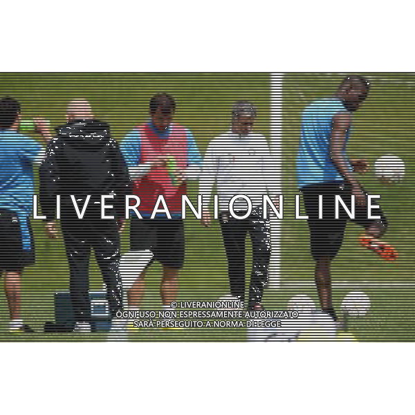 APPIANO GENTILE (CO) 18/5/2010 LA PINETINA, CENTRO SPORTIVO ANGELO MORATTI ALLENAMENTO DELL\'INTER F.C. IN VISTA DELLA FINALE DI CHAMPIONS LEAGUE DI MADRID NELLA FOTO JOSE\' MOURINHO MARIO BALOTELLI FOTO ROMANO/AG ALDO LIVERANI