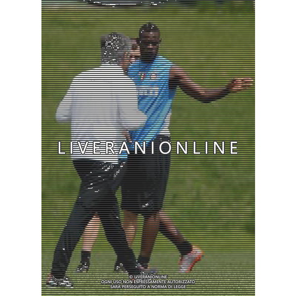 APPIANO GENTILE (CO) 18/5/2010 LA PINETINA, CENTRO SPORTIVO ANGELO MORATTI ALLENAMENTO DELL\'INTER F.C. IN VISTA DELLA FINALE DI CHAMPIONS LEAGUE DI MADRID NELLA FOTO JOSE\' MOURINHO E MARIO BALOTELLI FOTO ROMANO/AG ALDO LIVERANI
