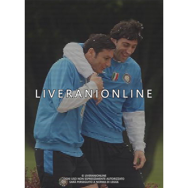 APPIANO GENTILE (CO) 18/5/2010 LA PINETINA, CENTRO SPORTIVO ANGELO MORATTI ALLENAMENTO DELL\'INTER F.C. IN VISTA DELLA FINALE DI CHAMPIONS LEAGUE DI MADRID NELLA FOTO JAVIER ZANETTI E DIEGO MILITO FOTO ROMANO/AG ALDO LIVERANI