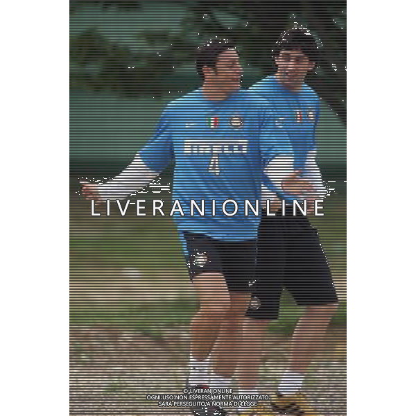 APPIANO GENTILE (CO) 18/5/2010 LA PINETINA, CENTRO SPORTIVO ANGELO MORATTI ALLENAMENTO DELL\'INTER F.C. IN VISTA DELLA FINALE DI CHAMPIONS LEAGUE DI MADRID NELLA FOTO JAVIER ZANETTI E DIEGO MILITO FOTO ROMANO/AG ALDO LIVERANI