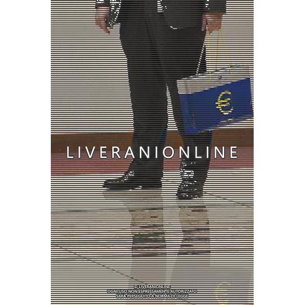 Man in a siut carry bag with symbol euro during eurozone finance ministers meeting at the European Council in Brussels, Belgium on 2010-05-17 © by Wiktor Dabkowski ©Photoshot/Agenzia Aldo Liverani Sas - ITALY ONLY - MEETING DEI MINISTRI DELLE FINANZE DELL\'EUROZONA AL CONSIGLIO EUROPEO A BRUXELLES IN BELGIO