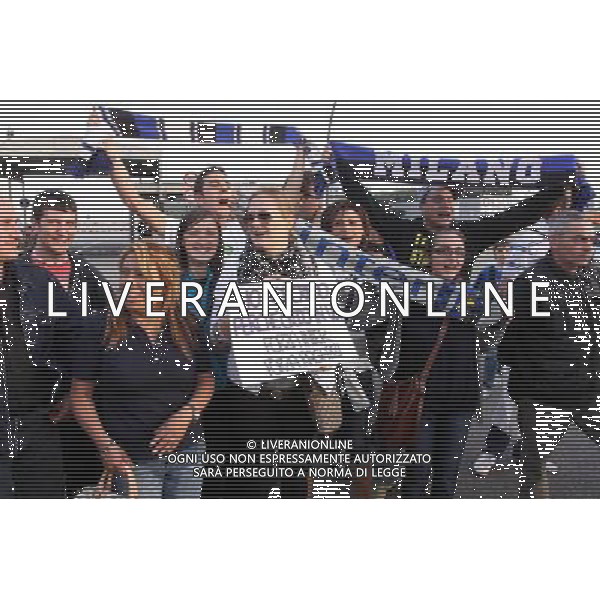 AEROPORTO DI MALPENSA TERMINAL 2 (VA) 19/5/2010 PARTENZA DELLA SQUADRA DI CALCIO DELL\' INTER PER MADRID, PER LA FINALE DI CHAMPIONS LEAGUE NELLA FOTO I TIFOSI ©ROMANO/AGENZIA ALDO LIVERANI SAS