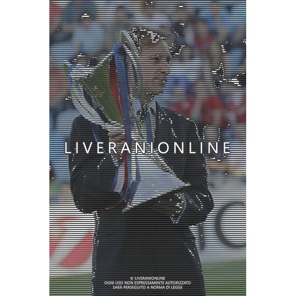 MADRID (20/05/09).- Alfonso Perez with the Cup. at UEFA Women Champions League Final; Olympique Lyonnais vs Turbine Postdam. PHOTO: Cesar Cebolla / ALFAQUI - Ag. Aldo Liverani sas ITALY ONLY Prima edizione della UEFA Women\'s Champions League termina con la vittoria del Turbine Potsdam che soltanto ai rigori riesce ad avere la meglio sulle francesi del Lione