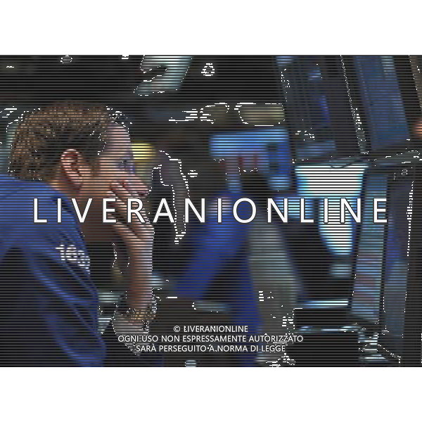 (100520) -- NEW YORK, May 20, 2010 () -- A trader works at the New York Stock Exchange in New York, the United States, May 20, 2010. U.S. stocks suffered another heavy sell-off on Thursday as an increase in jobless claims further pressured on a market worrying about euro zone economies. (/Shen Hong) (lx) ©Photoshot/Agenzia Aldo Liverani Sas - ITALY ONLY: OPERATORI - AGENTI DELLA BORSA DI NEW YORK (U.S.A.)