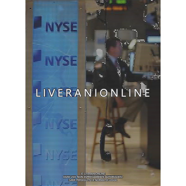 (100520) -- NEW YORK, May 20, 2010 () -- A trader works at the New York Stock Exchange in New York, the United States, May 20, 2010. U.S. stocks suffered another heavy sell-off on Thursday as an increase in jobless claims further pressured on a market worrying about euro zone economies. (/Shen Hong) (lx) ©Photoshot/Agenzia Aldo Liverani Sas - ITALY ONLY: OPERATORI - AGENTI DELLA BORSA DI NEW YORK (U.S.A.)