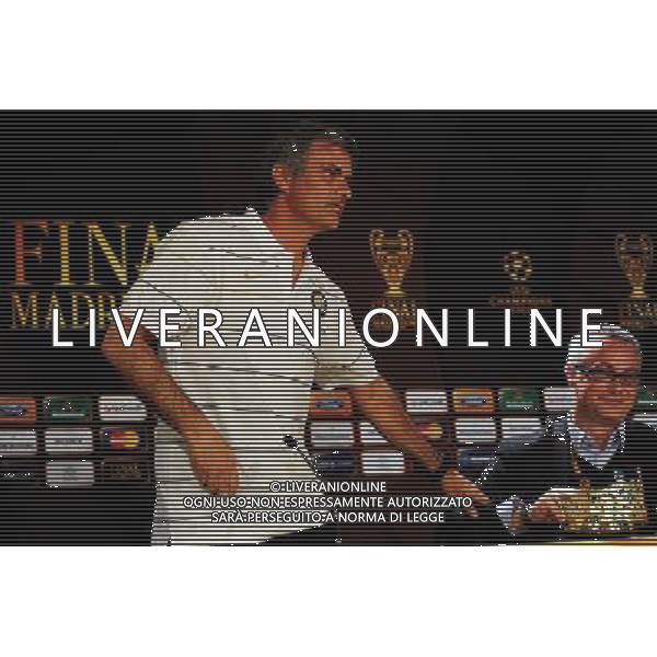 MADRID, SPAIN - MAY 21: In the handout image provided by UEFA, Jose Mourinho is handed a \'crown\' by a journalist during the Inter Milan Press Conference prior to the UEFA Champions League Final match versus Bayern Munich at the Estadio Santiago Bernabeu on May 21, 2010 in Madrid, Spain. (Photo by UEFA/UEFA) /Agenzia Aldo Liverani Sas - ITALY ONLY - MADRID SPAGNA: CONFERENZA STAMPA INTER IN VISTA DELLA FINALE DI CHAMPIONS LEAGUE DI MADRID CONTRO IL BAYERN MONACO *** Local Caption *** Jose Mourinho