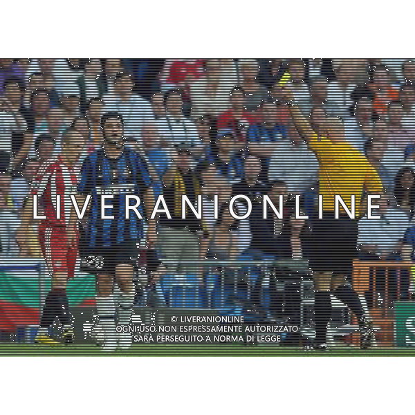 Champions League 2009/2010 Finale Madrid (Santiago Bernabeu) - 22.05.2010 FC Bayern Monaco- FC Inter Nella Foto:ARBITRO WEBB ESTRAE IL CARTELLINO GIALLO PER L\'AMMONIZIONE DI CRISTIAN CHIVU /Ph.Vitez-Ag. Aldo Liverani
