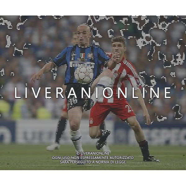 Bayern Munich\'s Thomas Muller (b) against Internazionale Milan\'s Esteban Cambiasso (f) during UEFA Champions League final. May 22, 2010. (ALTERPHOTOS/Alvaro Hernandez) /Agenzia Aldo Liverani Sas - ITALY ONLY - Bayern Monaco - FC Inter Finale Champions League 2009/2010 Madrid (Stadio Santiago Bernabeu)