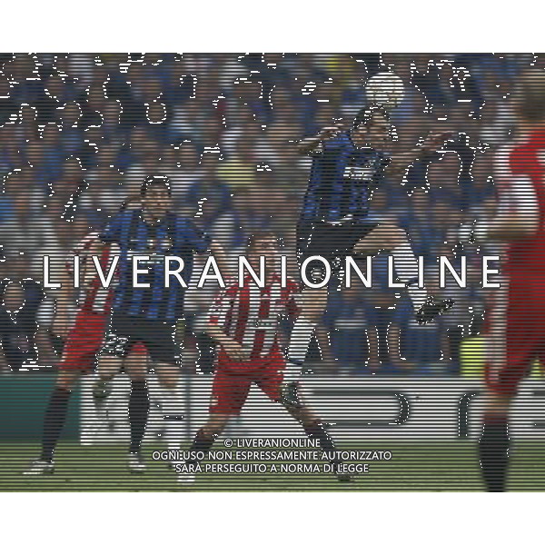 Bayern Munich\'s Philipp Lahm (c) against Internazionale Milan\'s Goran Pandev (r) and Diego Milito during UEFA Champions League final. May 22, 2010. (ALTERPHOTOS/Alvaro Hernandez) /Agenzia Aldo Liverani Sas - ITALY ONLY - Bayern Monaco - FC Inter Finale Champions League 2009/2010 Madrid (Stadio Santiago Bernabeu)