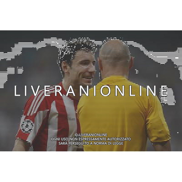 Bayern Munich\'s Mark van Bommel (l) have words with the referee Howard Webb during UEFA Champions League final. May 22, 2010. (ALTERPHOTOS/Alvaro Hernandez) /Agenzia Aldo Liverani Sas - ITALY ONLY - Bayern Monaco - FC Inter Finale Champions League 2009/2010 Madrid (Stadio Santiago Bernabeu)
