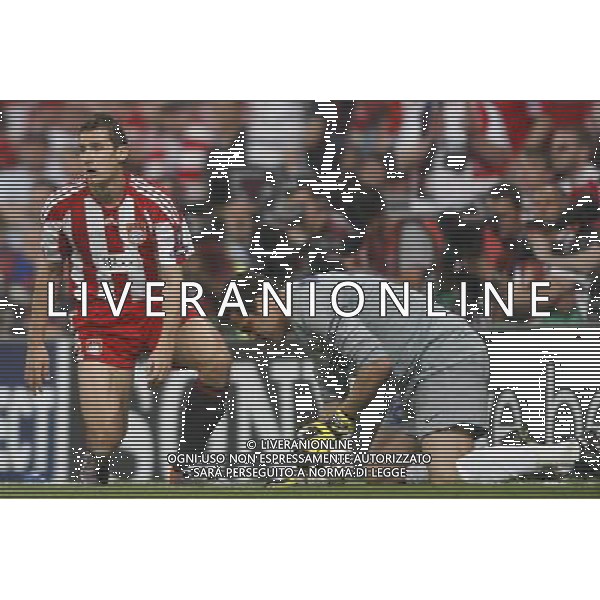 Bayern Munich\'s Miroslav Klose (l) against Internazionale Milan\'s Julio Cesar during UEFA Champions League final. May 22, 2010. (ALTERPHOTOS/Alvaro Hernandez) /Agenzia Aldo Liverani Sas - ITALY ONLY - Bayern Monaco - FC Inter Finale Champions League 2009/2010 Madrid (Stadio Santiago Bernabeu)