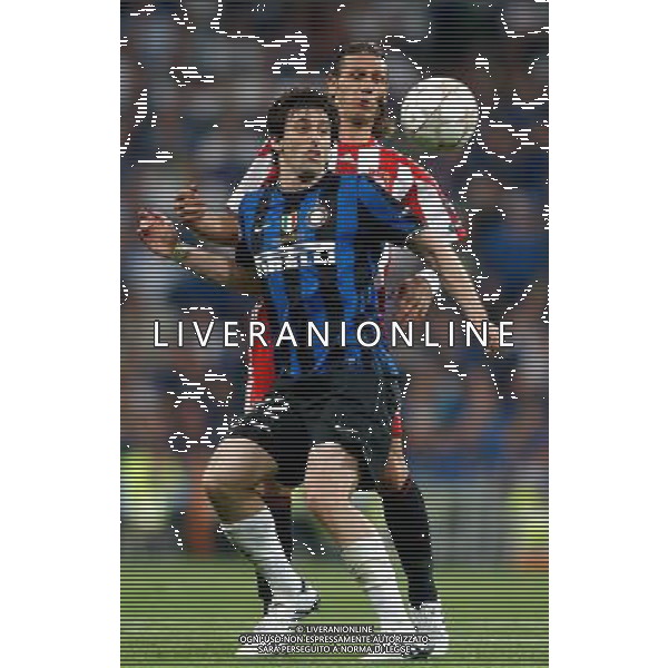 Bayern Munich\'s Martin Demichelis against Internazionale Milan\'s Diego Milito during UEFA Champions League final. May 22, 2010. (ALTERPHOTOS/Alvaro Hernandez) /Agenzia Aldo Liverani Sas - ITALY ONLY - Bayern Monaco- FC Inter Finale Champions League 2009/2010 Madrid (Stadio Santiago Bernabeu)
