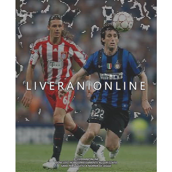 Bayern Munich\'s Martin Demichelis against Internazionale Milan\'s Diego Milito during UEFA Champions League final. May 22, 2010. (ALTERPHOTOS/Alvaro Hernandez) /Agenzia Aldo Liverani Sas - ITALY ONLY - Bayern Monaco- FC Inter Finale Champions League 2009/2010 Madrid (Stadio Santiago Bernabeu)