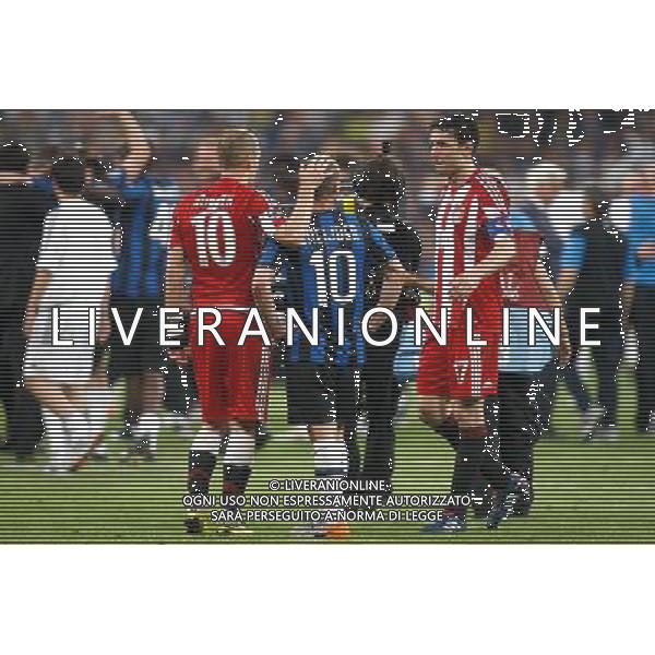 Bayern Munich\'s Arjen Robben and Mark van Bommel congratulate Internazionale Milan\'s Wesley Sneijder during UEFA Champions League final. May 22, 2010. (ALTERPHOTOS/Alvaro Hernandez) /Agenzia Aldo Liverani Sas - ITALY ONLY - Bayern Monaco- FC Inter Finale Champions League 2009/2010 Madrid (Stadio Santiago Bernabeu)