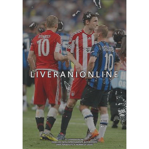 Bayern Munich\'s Arjen Robben and Mark van Bommel congratulate Internazionale Milan\'s Wesley Sneijder during UEFA Champions League final. May 22, 2010. (ALTERPHOTOS/Alvaro Hernandez) /Agenzia Aldo Liverani Sas - ITALY ONLY - Bayern Monaco- FC Inter Finale Champions League 2009/2010 Madrid (Stadio Santiago Bernabeu)