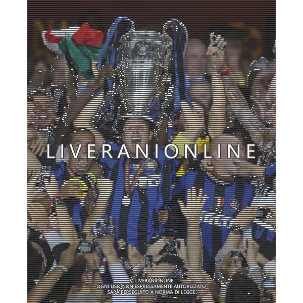 Internazionale Milan\'s players Javier Zanetti (c), Lucio, and Esteban Cambiasso (r) celebrate the victory in the UEFA Champions League final. May 22, 2010. (ALTERPHOTOS/Alvaro Hernandez) /Agenzia Aldo Liverani Sas - ITALY ONLY - Bayern Monaco- FC Inter Finale Champions League 2009/2010 Madrid (Stadio Santiago Bernabeu)