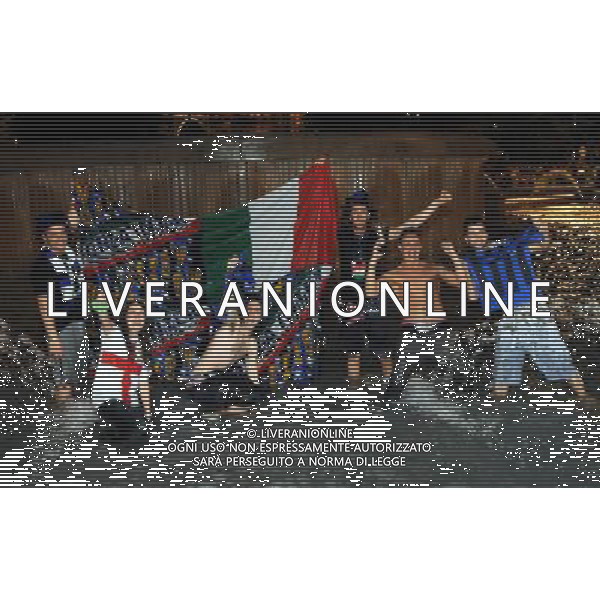 MILANO 22/5/2010 TIFOSI DELL\' INTER FESTEGGIANO IN PIAZZA CASTELLO FOTO ROMANO/AG ALDO LIVERANI