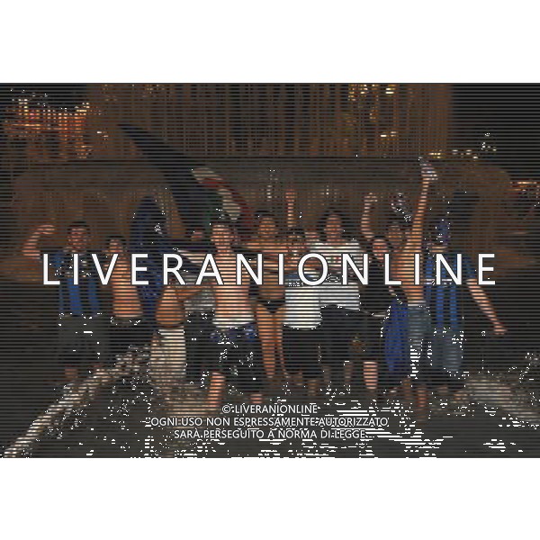 MILANO 22/5/2010 TIFOSI DELL\' INTER FESTEGGIANO IN PIAZZA CASTELLO FOTO ROMANO/AG ALDO LIVERANI