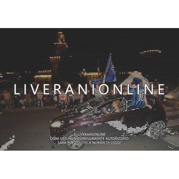 MILANO 22/5/2010 TIFOSI DELL\' INTER FESTEGGIANO IN PIAZZA CASTELLO FOTO ROMANO/AG ALDO LIVERANI