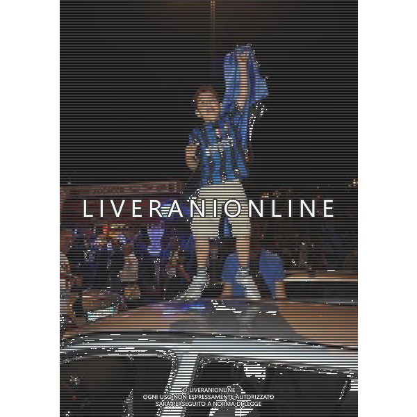 MILANO 22/5/2010 TIFOSI DELL\' INTER FESTEGGIANO IN PIAZZA CASTELLO FOTO ROMANO/AG ALDO LIVERANI