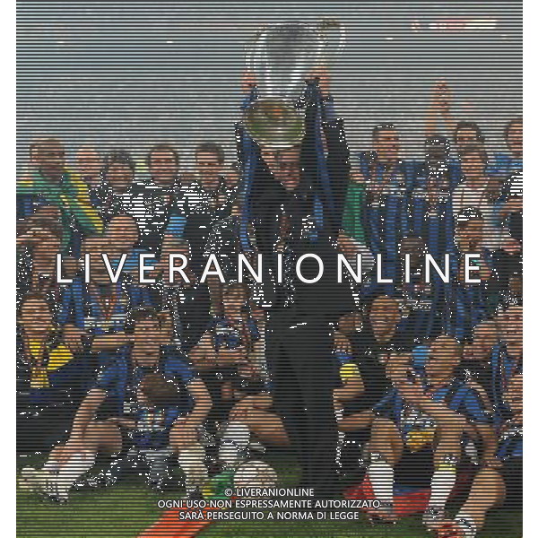 Champions League 2009/2010 Finale Madrid (Santiago Bernabeu) - 22.05.2010 FC Bayern Monaco- FC Inter Nella Foto:MOURINHO CON LA COPPA /Ph.Vitez-Ag. Aldo Liverani