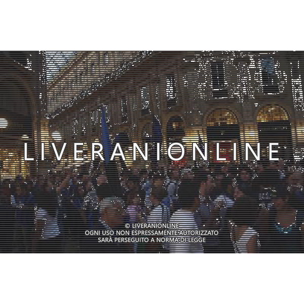 FESTEGGIAMENTI PER LA VITTORIA IN CHAMPIONS LEAGUE DELL\' INTER CALCIO A MADRID CONTRO IL BAYERN MONACO MILANO - PIAZZA DUOMO foto Antonio Sorano - Ag. Aldo Liverani sas