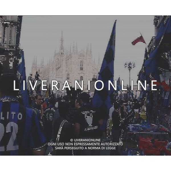 FESTEGGIAMENTI PER LA VITTORIA IN CHAMPIONS LEAGUE DELL\' INTER CALCIO A MADRID CONTRO IL BAYERN MONACO MILANO - PIAZZA DUOMO foto Antonio Sorano - Ag. Aldo Liverani sas