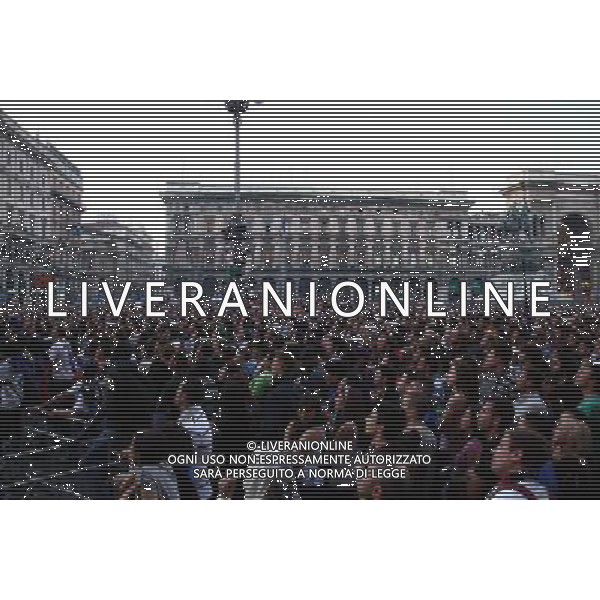 FESTEGGIAMENTI PER LA VITTORIA IN CHAMPIONS LEAGUE DELL\' INTER CALCIO A MADRID CONTRO IL BAYERN MONACO MILANO - PIAZZA DUOMO foto Antonio Sorano - Ag. Aldo Liverani sas