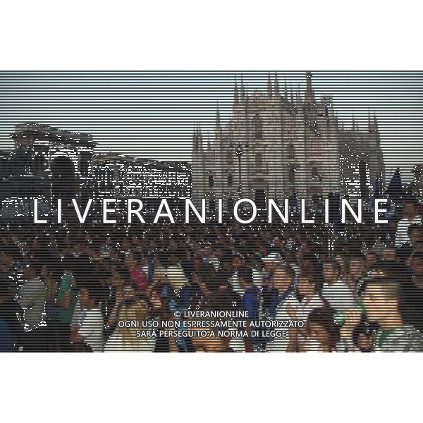 FESTEGGIAMENTI PER LA VITTORIA IN CHAMPIONS LEAGUE DELL\' INTER CALCIO A MADRID CONTRO IL BAYERN MONACO MILANO - PIAZZA DUOMO foto Antonio Sorano - Ag. Aldo Liverani sas