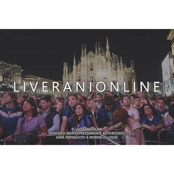 FESTEGGIAMENTI PER LA VITTORIA IN CHAMPIONS LEAGUE DELL\' INTER CALCIO A MADRID CONTRO IL BAYERN MONACO MILANO - PIAZZA DUOMO foto Antonio Sorano - Ag. Aldo Liverani sas