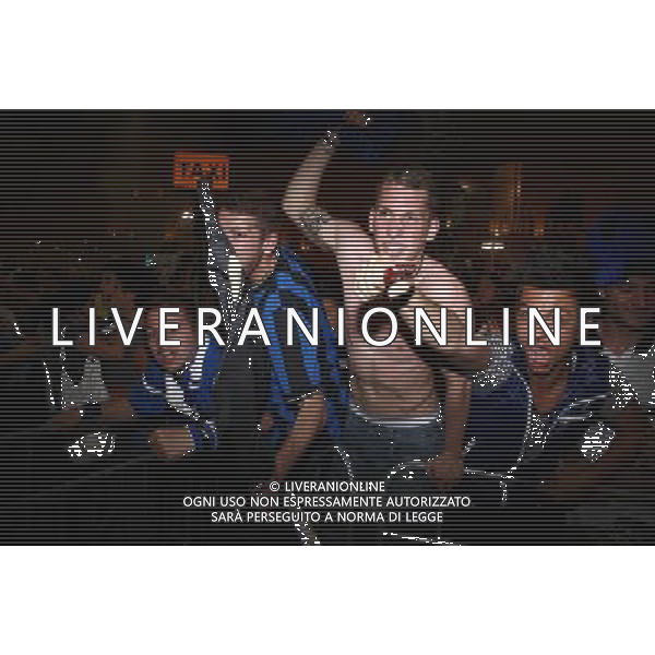 FESTEGGIAMENTI PER LA VITTORIA IN CHAMPIONS LEAGUE DELL\' INTER CALCIO A MADRID CONTRO IL BAYERN MONACO MILANO - PIAZZA DUOMO foto Antonio Sorano - Ag. Aldo Liverani sas