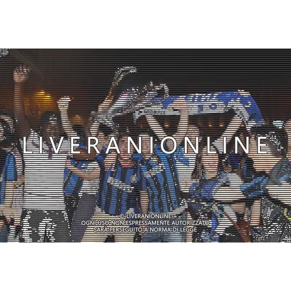 FESTEGGIAMENTI PER LA VITTORIA IN CHAMPIONS LEAGUE DELL\' INTER CALCIO A MADRID CONTRO IL BAYERN MONACO MILANO - PIAZZA DUOMO foto Antonio Sorano - Ag. Aldo Liverani sas