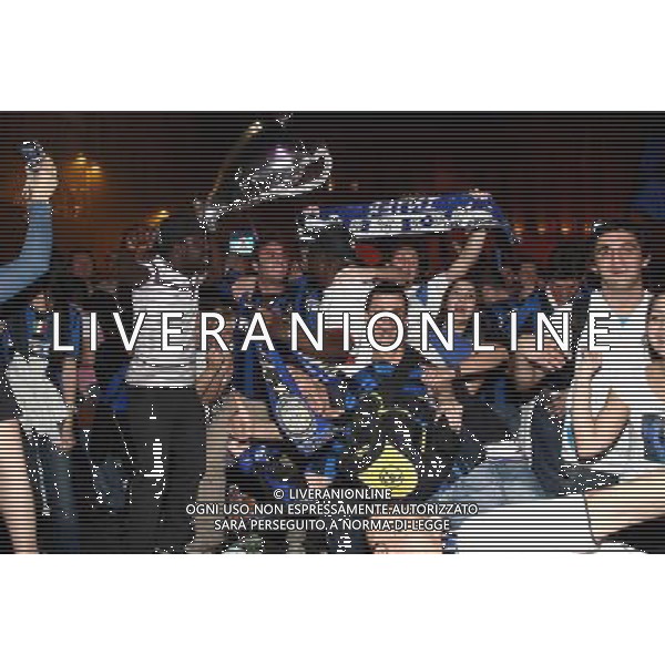 FESTEGGIAMENTI PER LA VITTORIA IN CHAMPIONS LEAGUE DELL\' INTER CALCIO A MADRID CONTRO IL BAYERN MONACO MILANO - PIAZZA DUOMO foto Antonio Sorano - Ag. Aldo Liverani sas