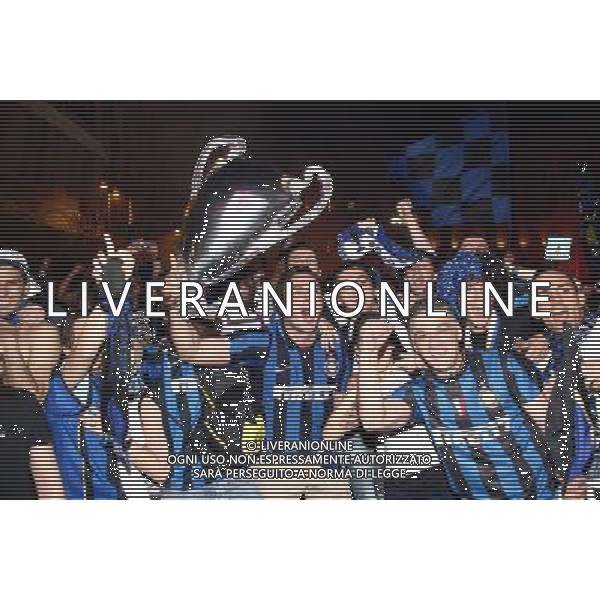 FESTEGGIAMENTI PER LA VITTORIA IN CHAMPIONS LEAGUE DELL\' INTER CALCIO A MADRID CONTRO IL BAYERN MONACO MILANO - PIAZZA DUOMO foto Antonio Sorano - Ag. Aldo Liverani sas