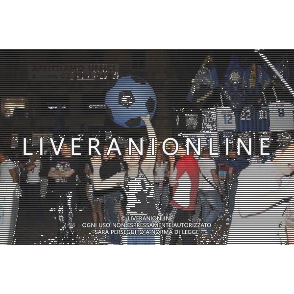 FESTEGGIAMENTI PER LA VITTORIA IN CHAMPIONS LEAGUE DELL\' INTER CALCIO A MADRID CONTRO IL BAYERN MONACO MILANO - PIAZZA DUOMO foto Antonio Sorano - Ag. Aldo Liverani sas