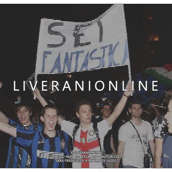 FESTEGGIAMENTI PER LA VITTORIA IN CHAMPIONS LEAGUE DELL\' INTER CALCIO A MADRID CONTRO IL BAYERN MONACO MILANO - PIAZZA DUOMO foto Antonio Sorano - Ag. Aldo Liverani sas