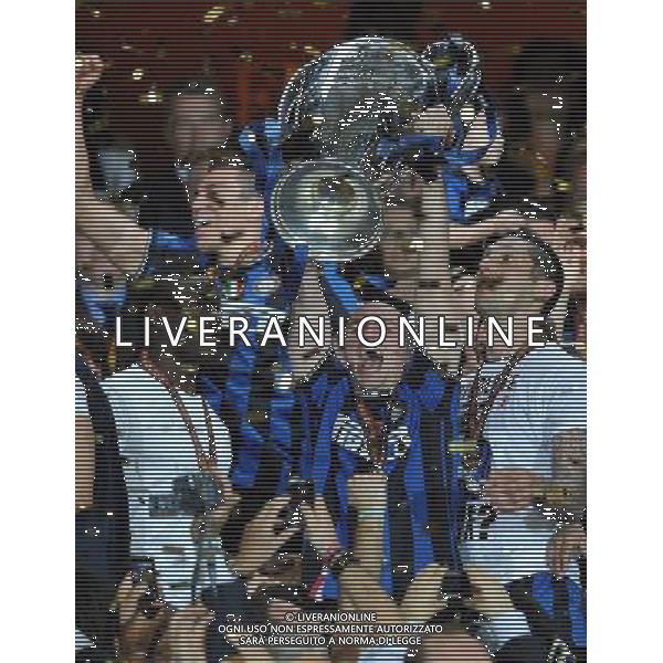 Champions League 2009/2010 Finale Madrid (Santiago Bernabeu) - 22.05.2010 FC Bayern Monaco- FC Inter Nella Foto:CAMBIASSO ESTEBAN CON LA COPPA /Ph.Vitez-Ag. Aldo Liverani