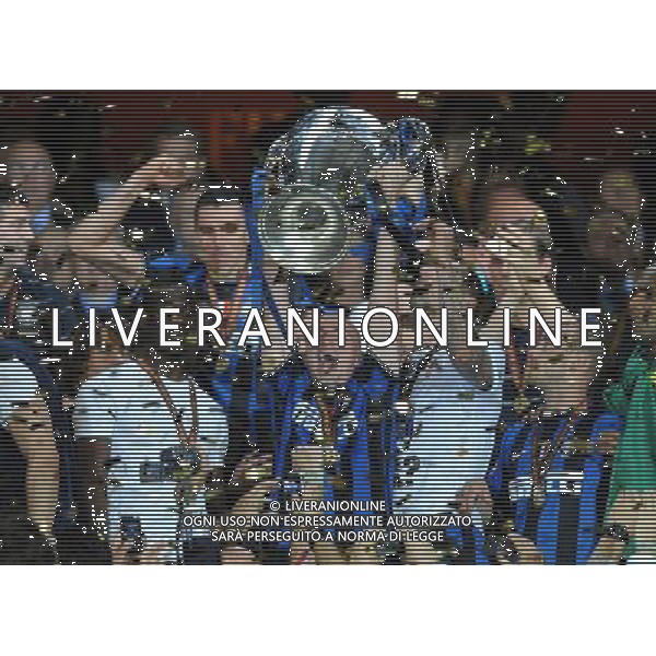 Champions League 2009/2010 Finale Madrid (Santiago Bernabeu) - 22.05.2010 FC Bayern Monaco- FC Inter Nella Foto:CAMBIASSO ESTEBAN CON LA COPPA /Ph.Vitez-Ag. Aldo Liverani