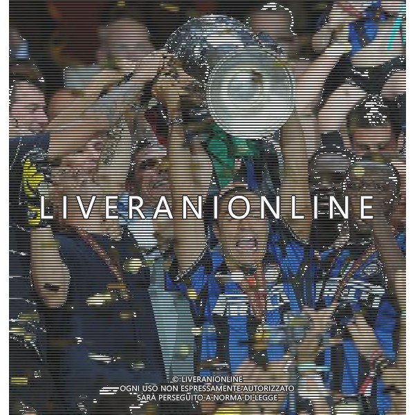 Champions League 2009/2010 Finale Madrid (Santiago Bernabeu) - 22.05.2010 FC Bayern Monaco- FC Inter Nella Foto:CORDOBA IVAN RAMIRO CON LA COPPA /Ph.Vitez-Ag. Aldo Liverani