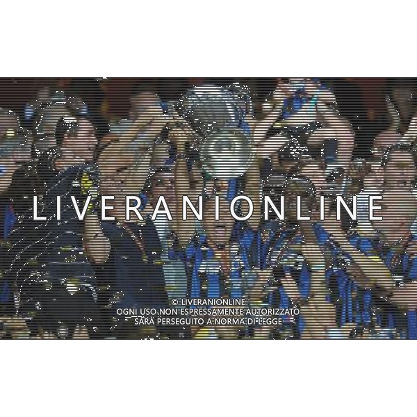 Champions League 2009/2010 Finale Madrid (Santiago Bernabeu) - 22.05.2010 FC Bayern Monaco- FC Inter Nella Foto:CORDOBA IVAN RAMIRO CON LA COPPA /Ph.Vitez-Ag. Aldo Liverani