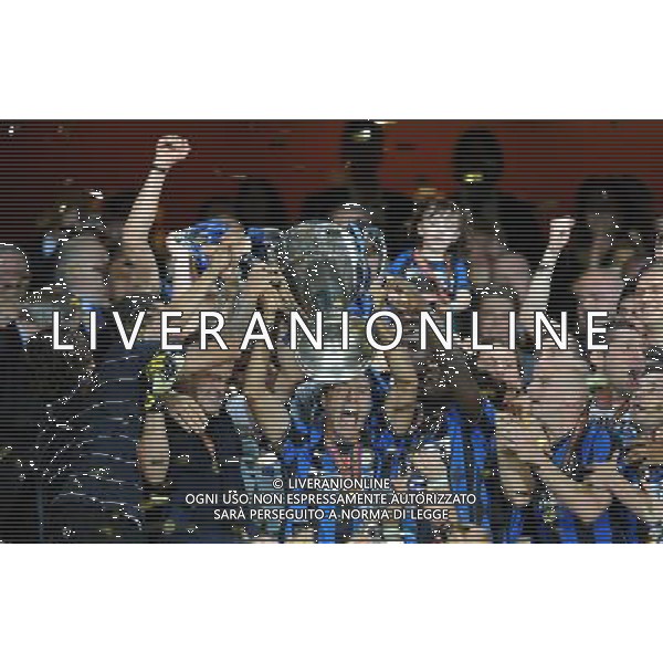 Champions League 2009/2010 Finale Madrid (Santiago Bernabeu) - 22.05.2010 FC Bayern Monaco- FC Inter Nella Foto:CORDOBA IVAN RAMIRO CON LA COPPA /Ph.Vitez-Ag. Aldo Liverani