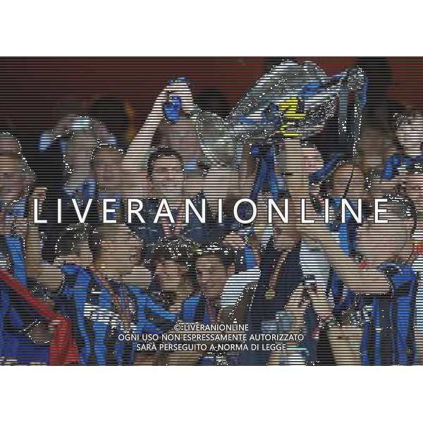 Champions League 2009/2010 Finale Madrid (Santiago Bernabeu) - 22.05.2010 FC Bayern Monaco- FC Inter Nella Foto:JULIO CESAR ALZA LA COPPA /Ph.Vitez-Ag. Aldo Liverani