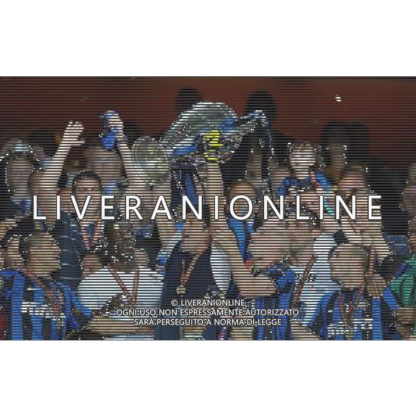 Champions League 2009/2010 Finale Madrid (Santiago Bernabeu) - 22.05.2010 FC Bayern Monaco- FC Inter Nella Foto:JULIO CESAR ALZA LA COPPA /Ph.Vitez-Ag. Aldo Liverani
