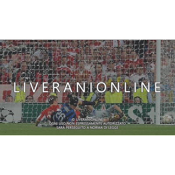 Champions League 2009/2010 Finale Madrid (Santiago Bernabeu) - 22.05.2010 FC Bayern Monaco- FC Inter Nella Foto:PARATA DI JULIO CESAR SU MULLER /Ph.Vitez-Ag. Aldo Liverani