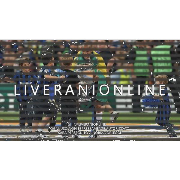 Champions League 2009/2010 Finale Madrid (Santiago Bernabeu) - 22.05.2010 FC Bayern Monaco- FC Inter Nella Foto:MAICON CON LA COPPA /Ph.Vitez-Ag. Aldo Liverani