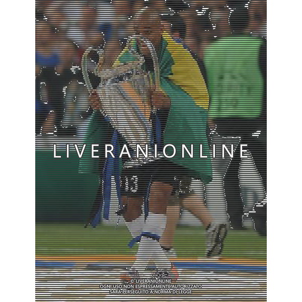 Champions League 2009/2010 Finale Madrid (Santiago Bernabeu) - 22.05.2010 FC Bayern Monaco- FC Inter Nella Foto:MAICON CON LA COPPA /Ph.Vitez-Ag. Aldo Liverani