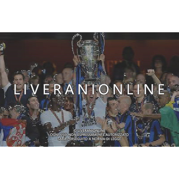 Champions League 2009/2010 Finale Madrid (Santiago Bernabeu) - 22.05.2010 FC Bayern Monaco- FC Inter Nella Foto:MATERAZZI MARCO CON LA COPPA /Ph.Vitez-Ag. Aldo Liverani