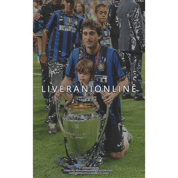 Champions League 2009/2010 Finale Madrid (Santiago Bernabeu) - 22.05.2010 FC Bayern Monaco- FC Inter Nella Foto:MILITO DIEG CON LA COPPA /Ph.Vitez-Ag. Aldo Liverani